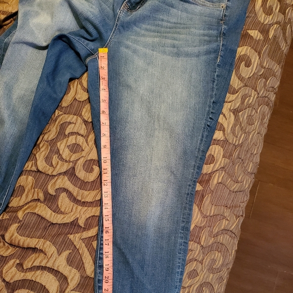 💖Host Pick💖Torrid Crop Jeans - Picture 8 of 9